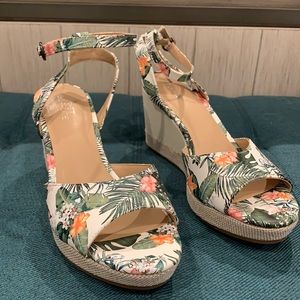 Never worn! Market Spruce tropical print.